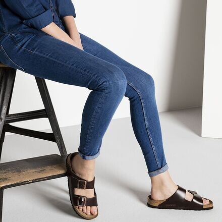 Кожаные сандалии Arizona с мягкой стелькой мужские Birkenstock, цвет Brown Amalfi Leather
Кожаные сандалии Arizona с мягкой стелькой мужские Birkenstock, цвет Brown Amalfi Leather