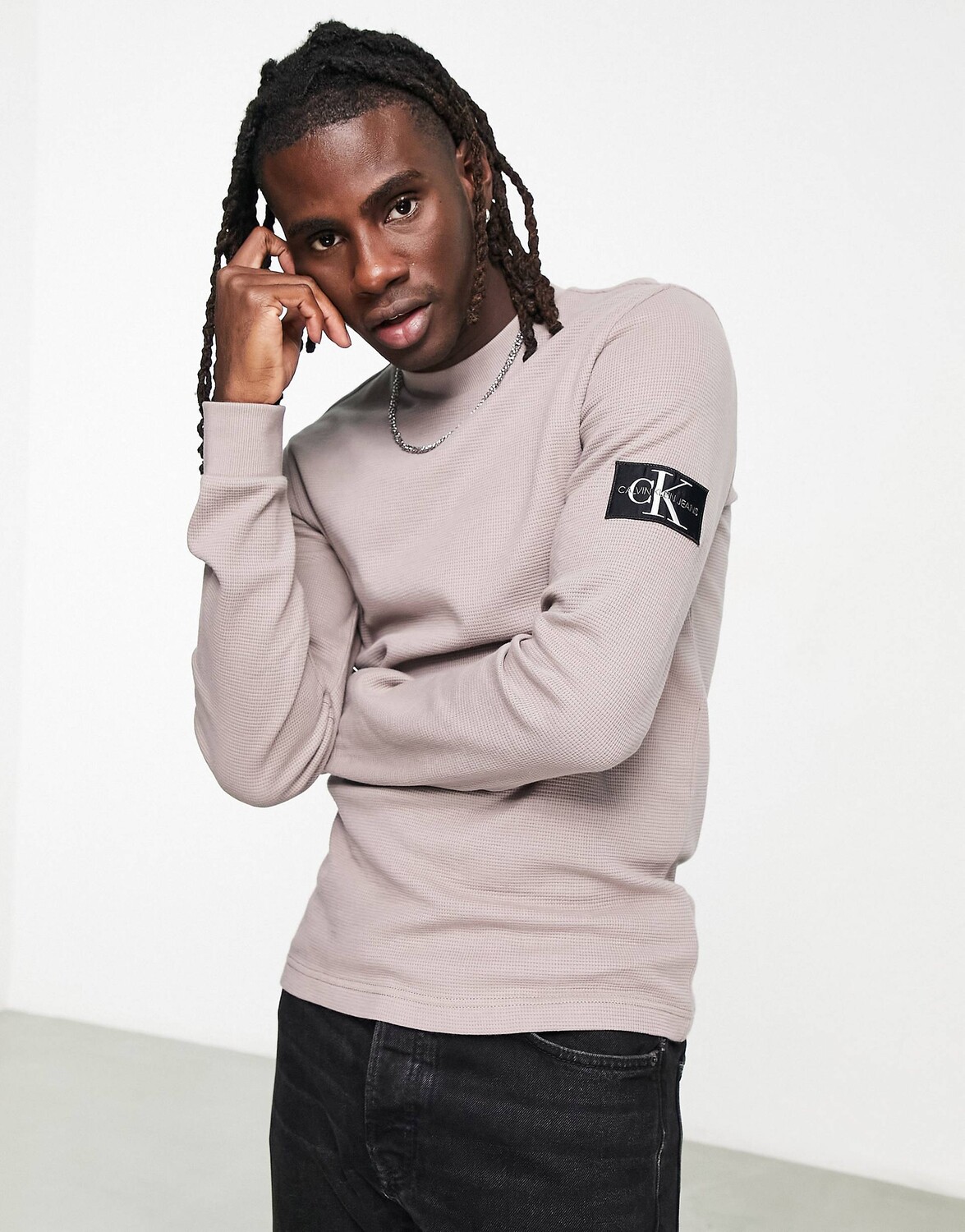 Серо-коричневый вафельный топ с длинными рукавами и логотипом Calvin Klein Jeans
Серо-коричневый вафельный топ с длинными рукавами и логотипом Calvin Klein Jeans