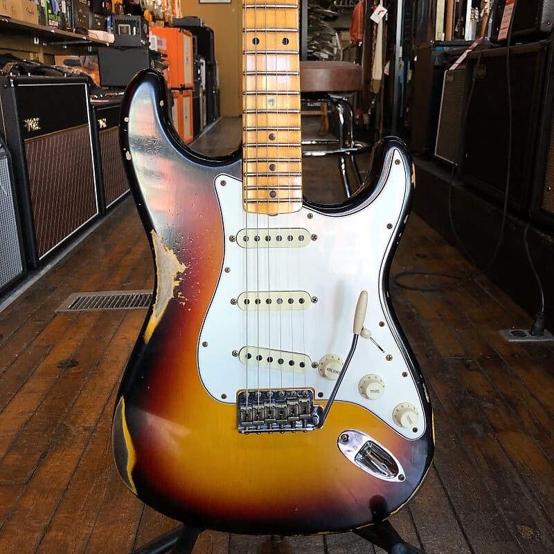 Fender Custom Shop Limited Edition '62 Strat Relic, выбеленные, трехцветные, Sunburst, с жестким футляром
Fender Custom Shop Limited Edition '62 Strat Relic, выбеленные, трехцветные, Sunburst, с жестким футляром