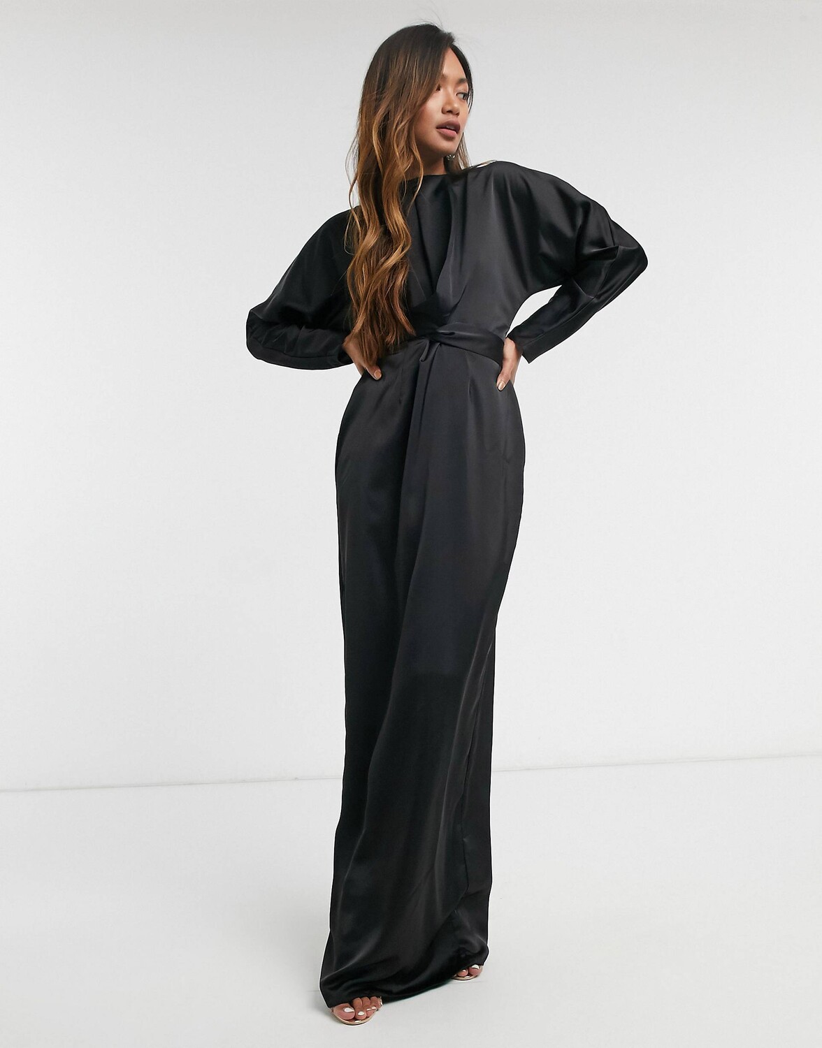 Черное атласное платье макси с длинными рукавами и поясом на талии ASOS DESIGN, Черный
Черное атласное платье макси с длинными рукавами и поясом на талии ASOS DESIGN, Черный