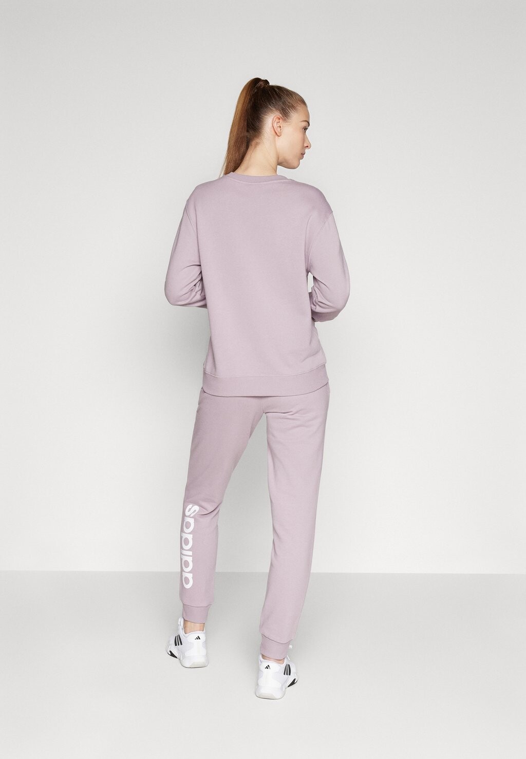 Спортивные штаны ESSENTIALS LINEAR CUFFED adidas Sportswear, цвет preloved fig
Спортивные штаны ESSENTIALS LINEAR CUFFED adidas Sportswear, цвет preloved fig