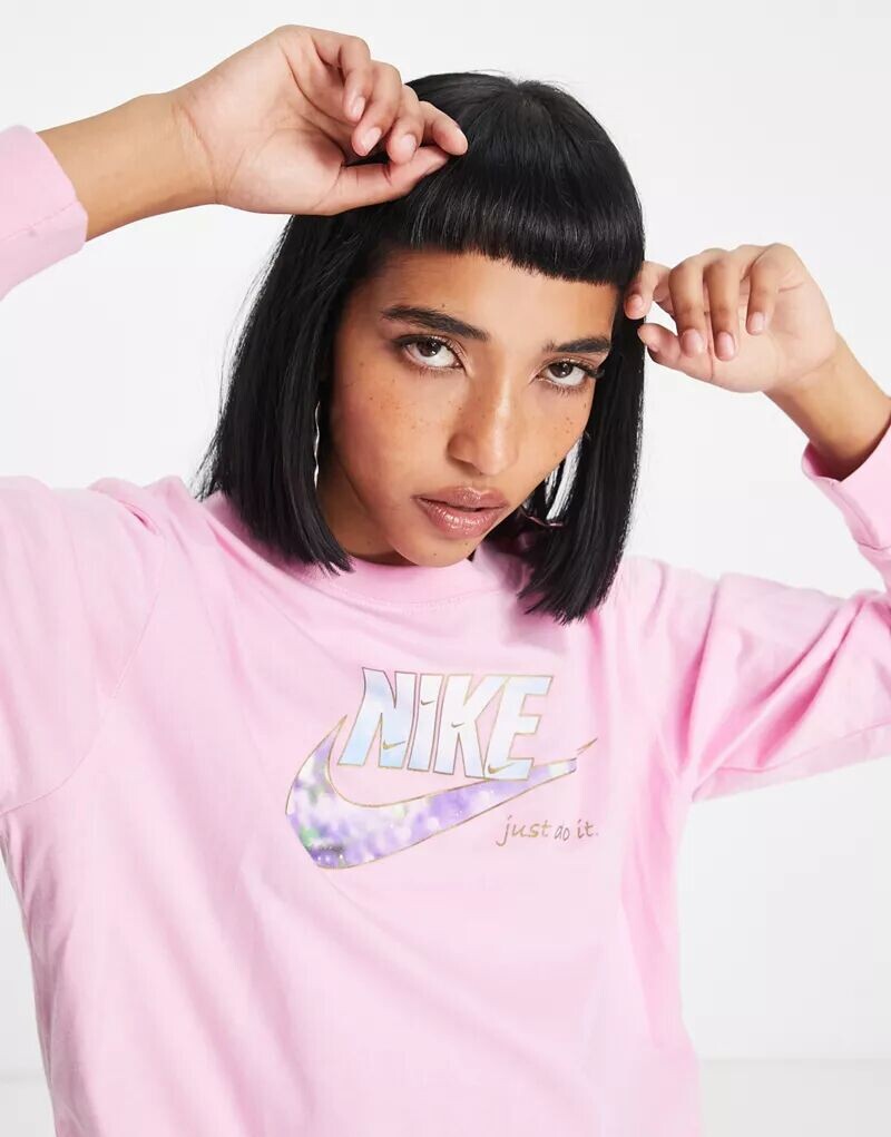 Розовая футболка с длинными рукавами Nike и блестящим графическим логотипом Swoosh
Розовая футболка с длинными рукавами Nike и блестящим графическим логотипом Swoosh