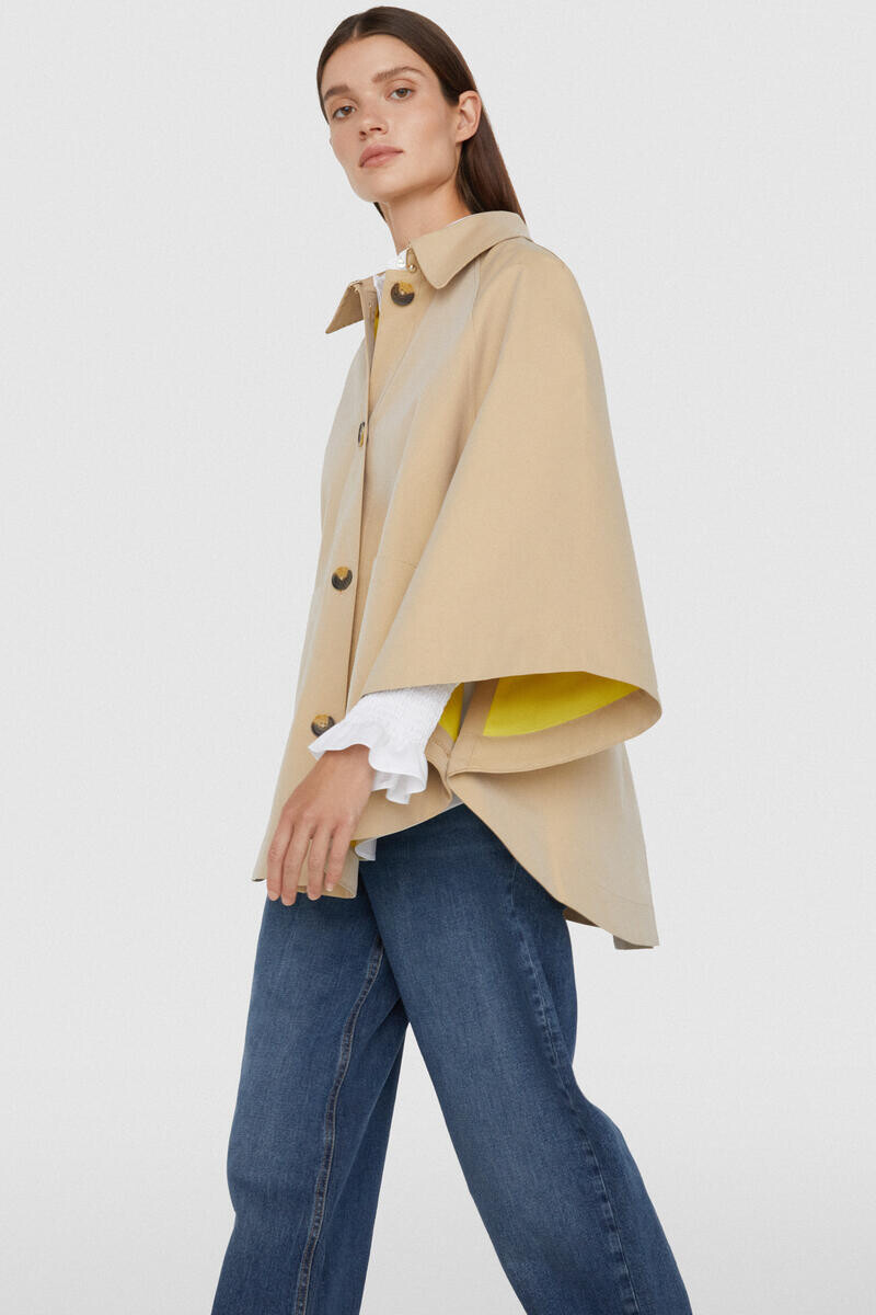 Короткая накидка из водоотталкивающего габардина от Vicky Sevilla. By Women By Pedro Del Hierro, бежевый
Короткая накидка из водоотталкивающего габардина от Vicky Sevilla. By Women By Pedro Del Hierro, бежевый