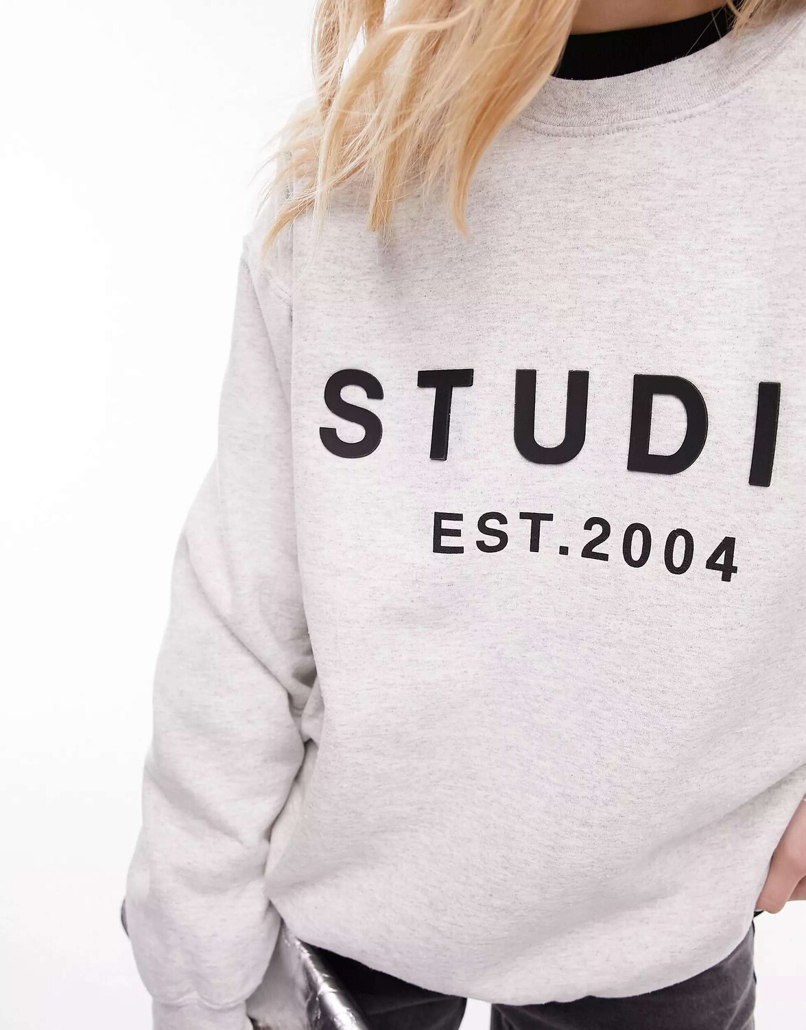 Свитшот Topshop прорезиненного цвета с рисунком Studio est 2004 серого меланжевого цвета, Серый
Свитшот Topshop прорезиненного цвета с рисунком Studio est 2004 серого меланжевого цвета, Серый