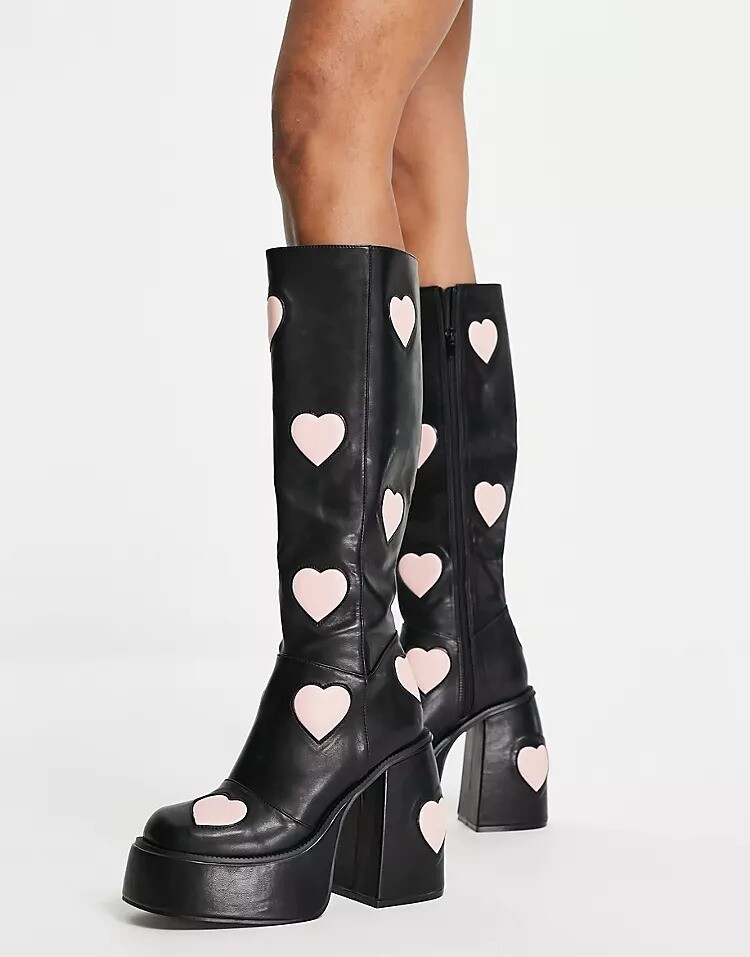 Сапоги на массивной платформе с принтом в виде сердечек ASOS DESIGN Cobra, черный
Сапоги на массивной платформе с принтом в виде сердечек ASOS DESIGN Cobra, черный