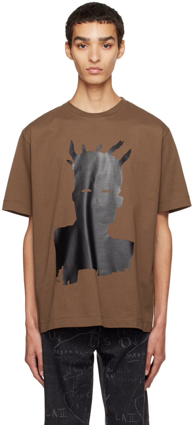 Коричневая футболка Jean-Michel Basquiat Edition Wonder с автопортретом Études
Коричневая футболка Jean-Michel Basquiat Edition Wonder с автопортретом Études