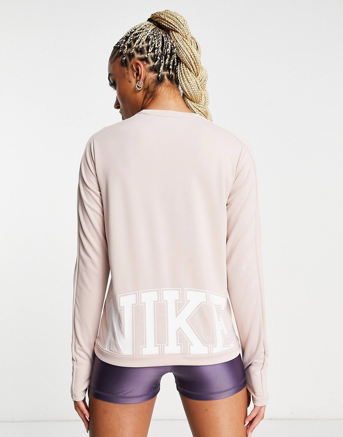 Бледно-розовый топ с длинными рукавами и логотипом на спине Nike Running Swoosh Run Dri-FIT
Бледно-розовый топ с длинными рукавами и логотипом на спине Nike Running Swoosh Run Dri-FIT