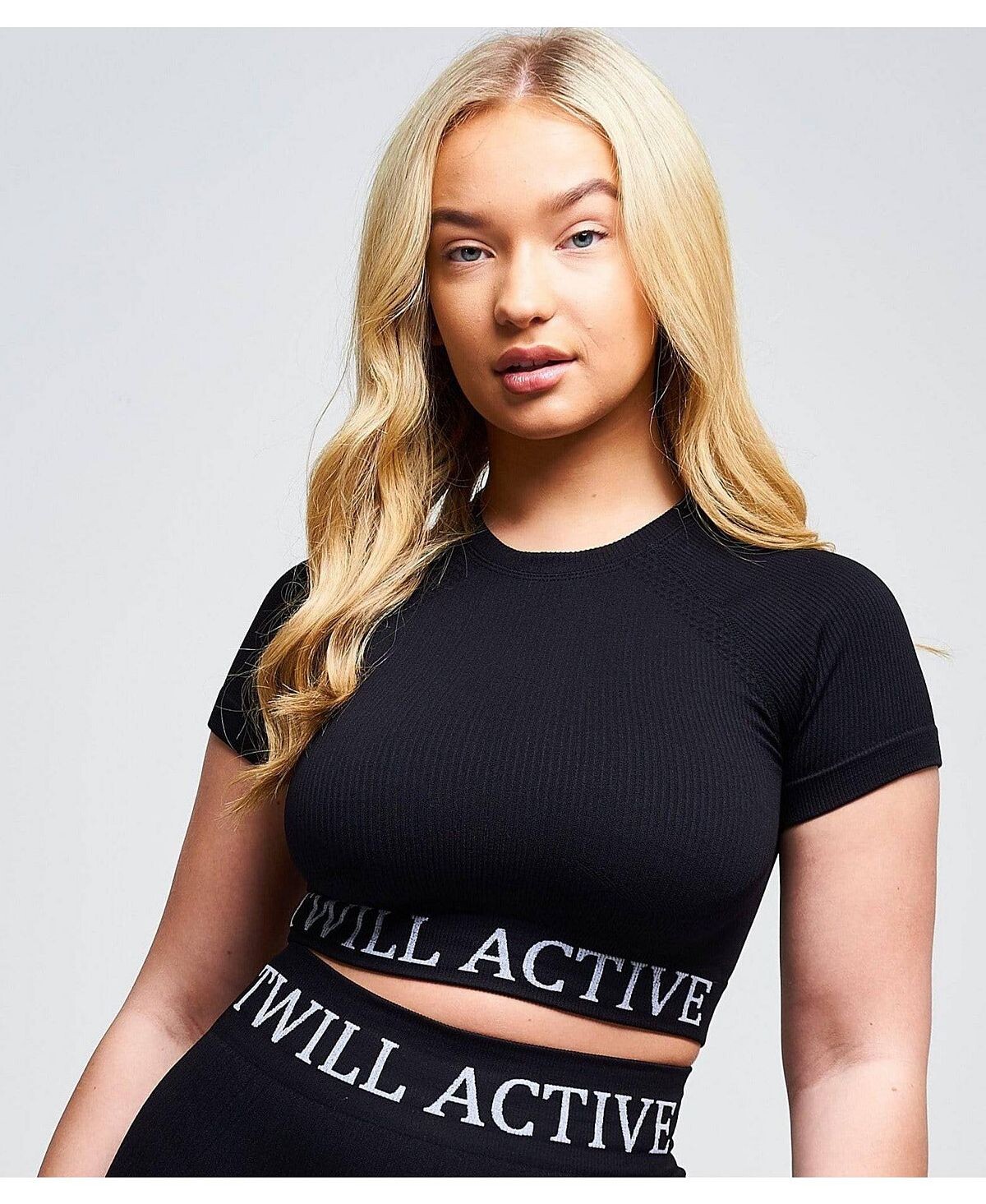 Женский укороченный топ avra panel из переработанного бесшовного материала - черный Twill Active, черный
Женский укороченный топ avra panel из переработанного бесшовного материала - черный Twill Active, черный