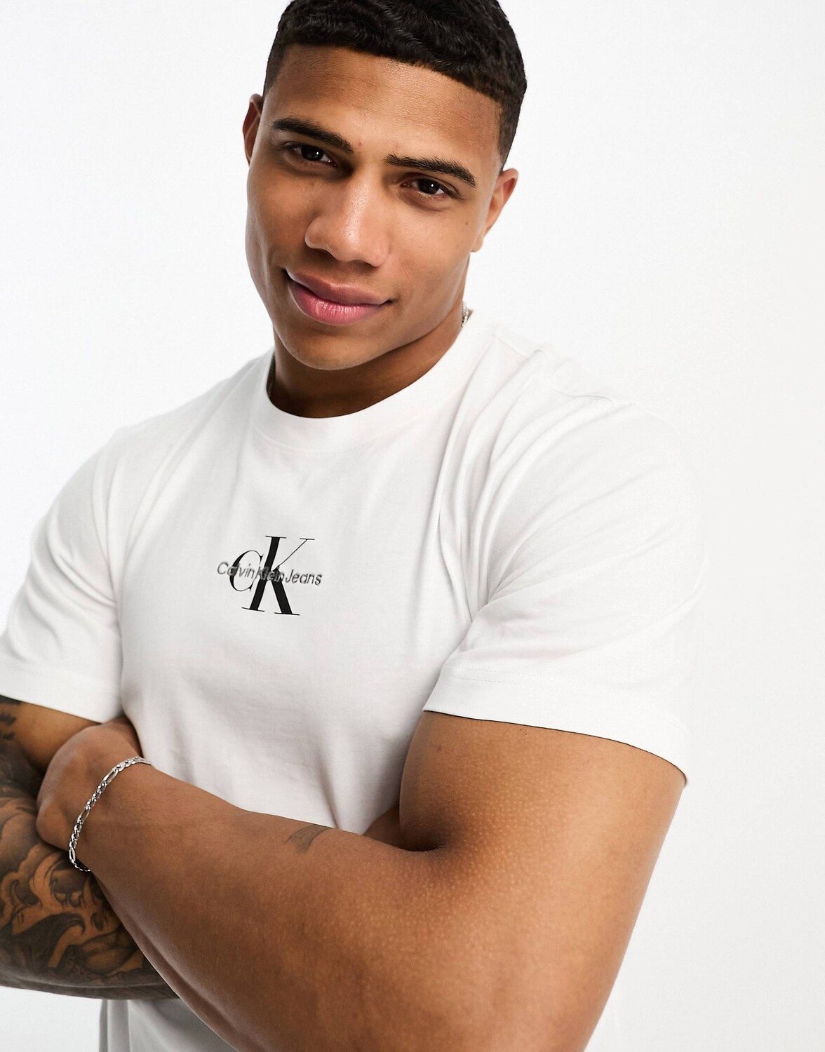 Белая футболка классического кроя с монограммой и логотипом Calvin Klein Jeans, Белый
Белая футболка классического кроя с монограммой и логотипом Calvin Klein Jeans, Белый