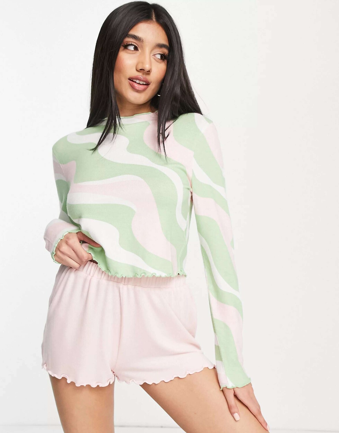 Супермягкий топ с длинными рукавами и салатовым краем ASOS Lounge Mix & Match разноцветного цвета
Супермягкий топ с длинными рукавами и салатовым краем ASOS Lounge Mix & Match разноцветного цвета