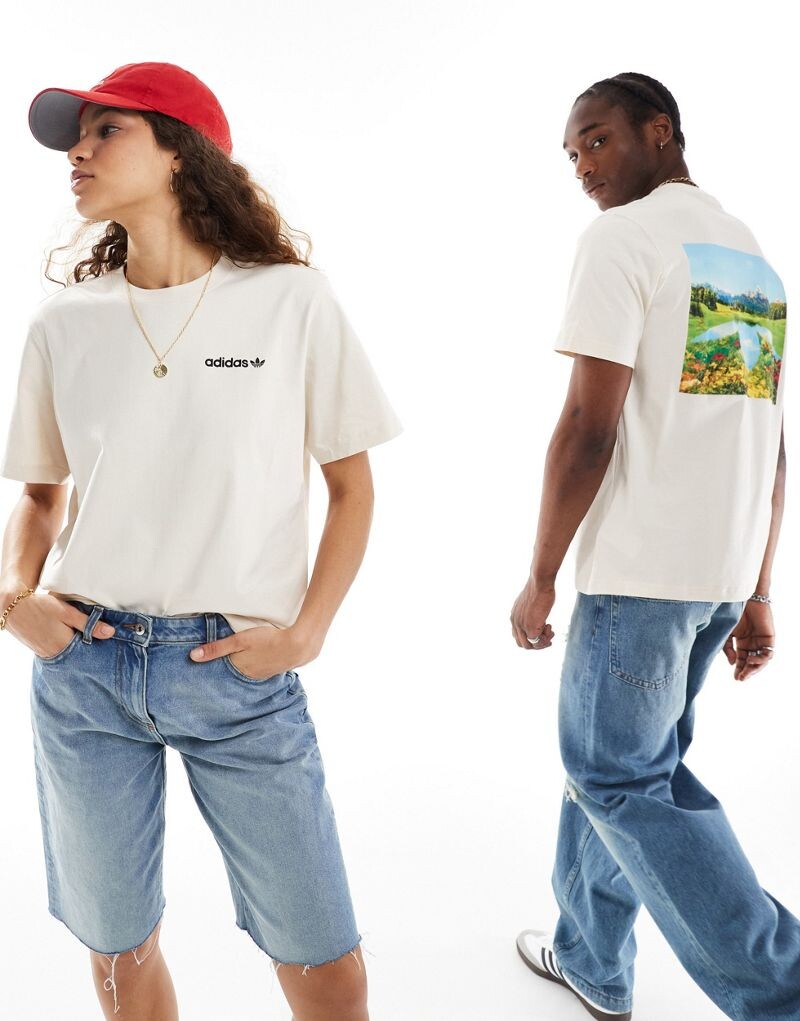 Adidas Originals – кремово-белая футболка унисекс с принтом восхода солнца на спине
Adidas Originals – кремово-белая футболка унисекс с принтом восхода солнца на спине