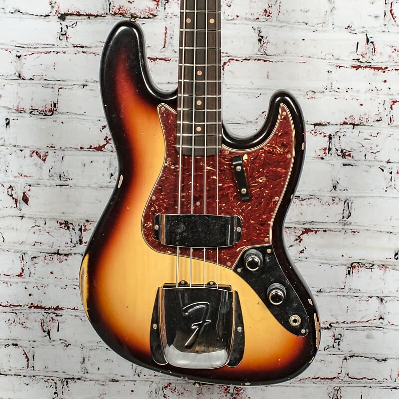 Басс гитара Fender -B2 Custom Shop Relic '62 Jazz Bass Guitar - Rosewood Fingerboard - 3-Color Sunburst - w/ Deluxe Hardshell Case - x5753
Басс гитара Fender -B2 Custom Shop Relic '62 Jazz Bass Guitar - Rosewood Fingerboard - 3-Color Sunburst - w/ Deluxe Hardshell Case - x5753