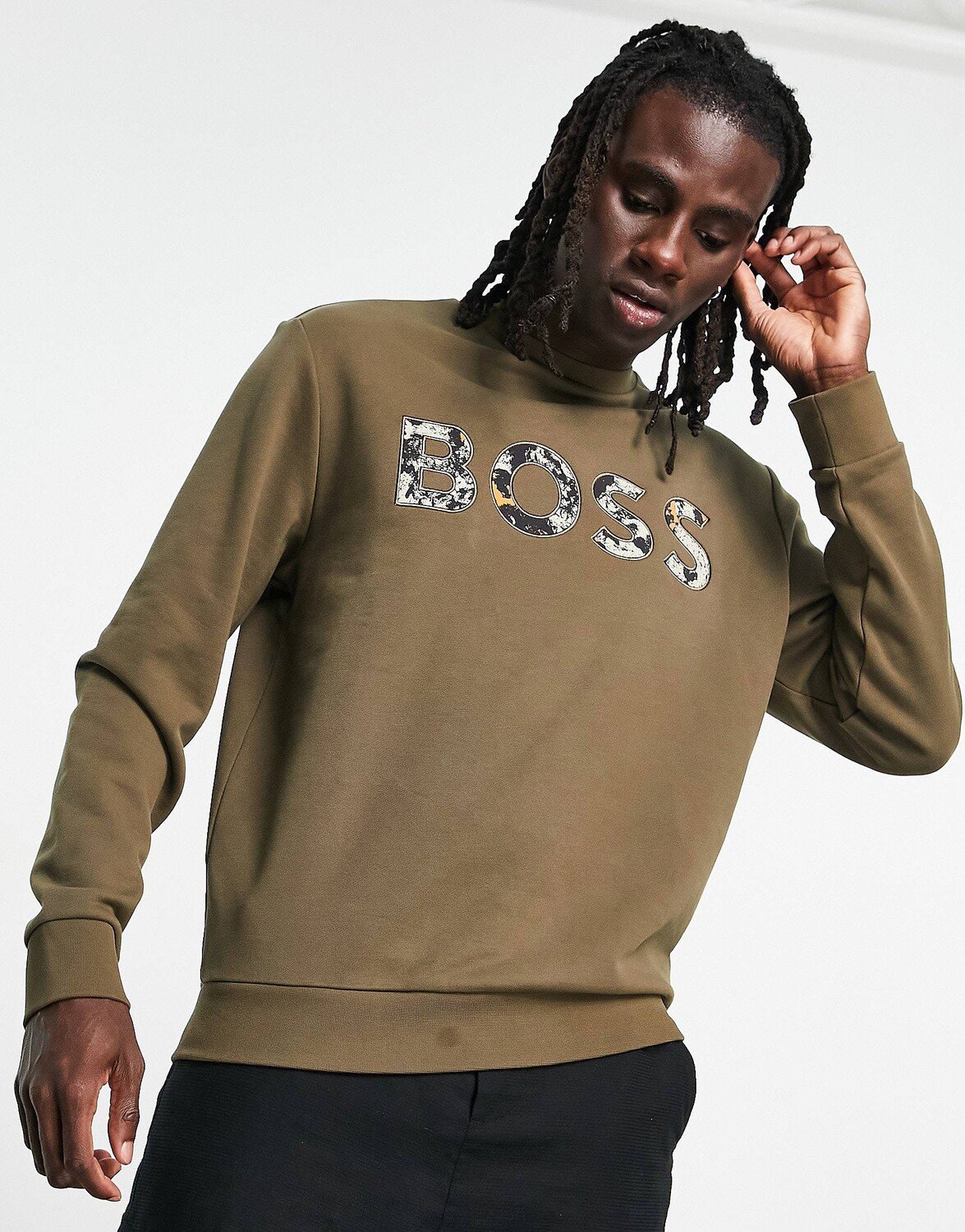 Толстовка цвета хаки с камуфляжным принтом и крупным логотипом BOSS Casual Weboss
Толстовка цвета хаки с камуфляжным принтом и крупным логотипом BOSS Casual Weboss