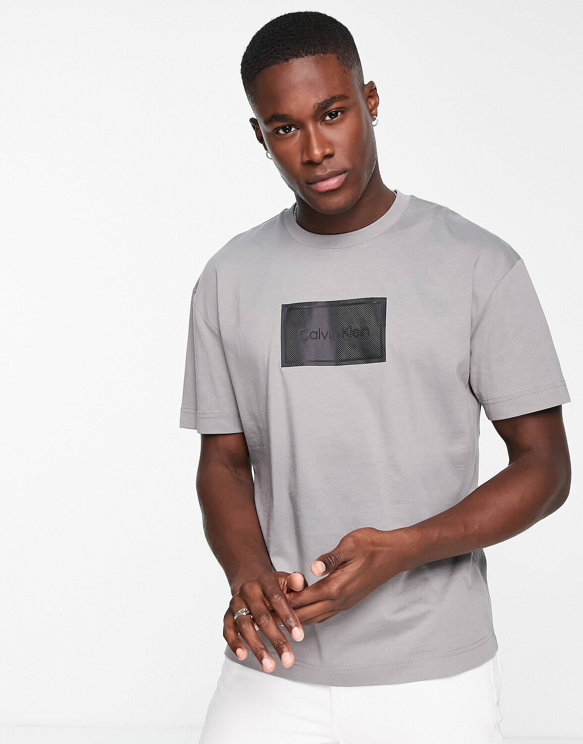 Серая комфортная хлопковая футболка с текстурированным логотипом Calvin Klein, Серый
Серая комфортная хлопковая футболка с текстурированным логотипом Calvin Klein, Серый