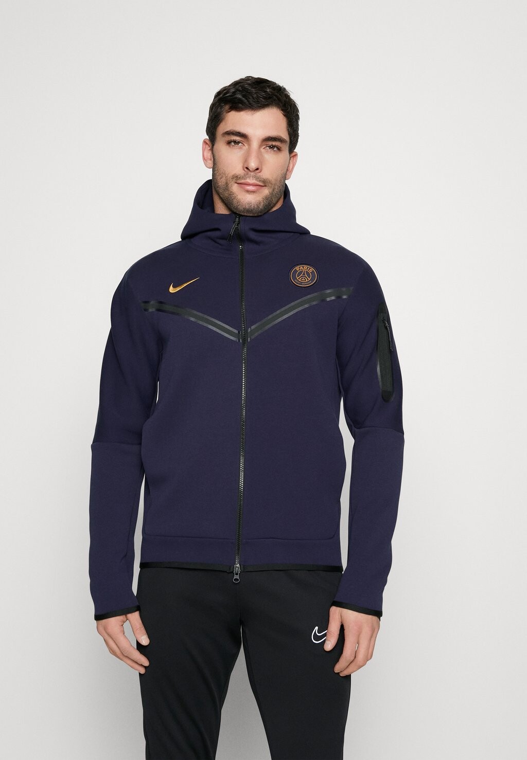 Толстовка на молнии Nike Paris St Germain Tech Hoodie, замша чернено-синий / золотистый, Черный
Толстовка на молнии Nike Paris St Germain Tech Hoodie, замша чернено-синий / золотистый, Черный