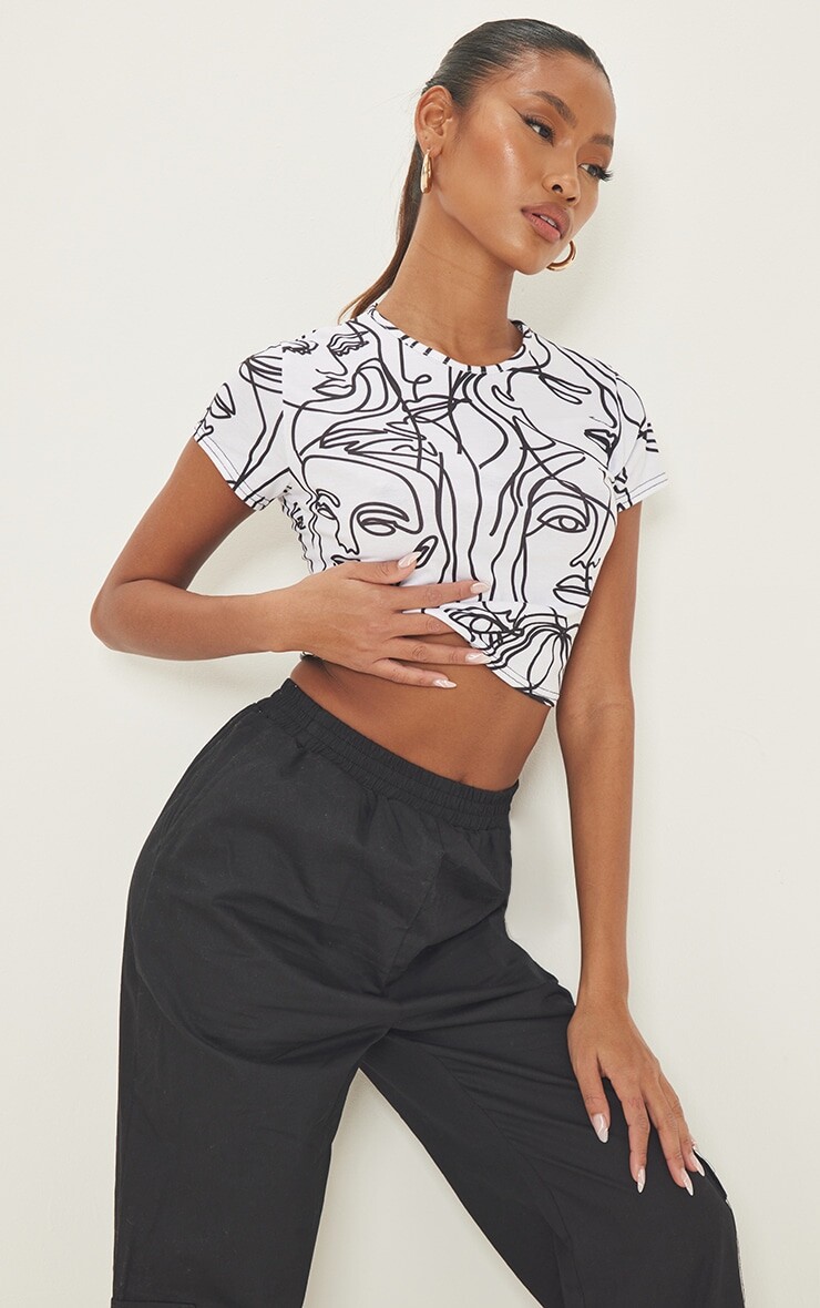 PrettyLittleThing Базовая укороченная футболка с короткими рукавами и принтом White Faces
PrettyLittleThing Базовая укороченная футболка с короткими рукавами и принтом White Faces