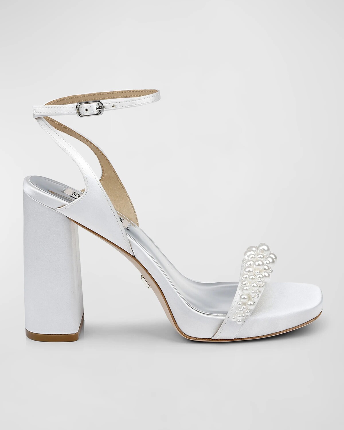 Шелковые сандалии Calida с жемчужным ремешком на щиколотке Badgley Mischka, цвет Soft White
Шелковые сандалии Calida с жемчужным ремешком на щиколотке Badgley Mischka, цвет Soft White