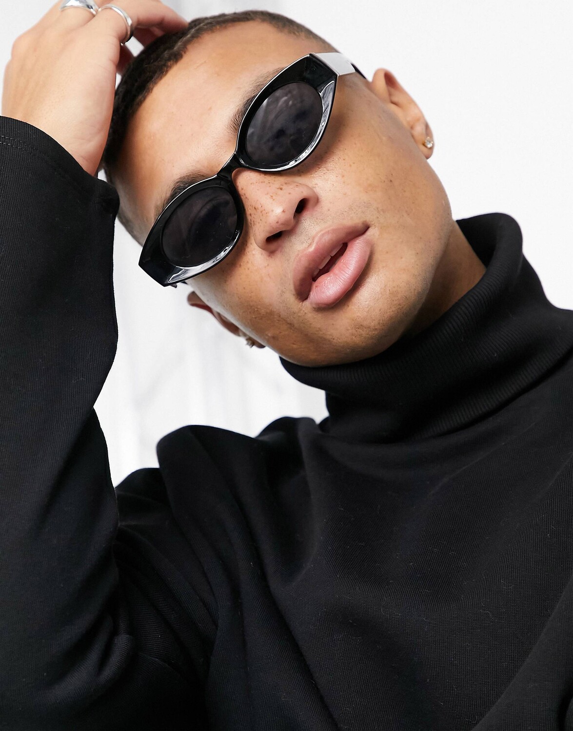Черные солнцезащитные очки в овальной оправе с дымчатыми линзами ASOS DESIGN - BLACK
Черные солнцезащитные очки в овальной оправе с дымчатыми линзами ASOS DESIGN - BLACK