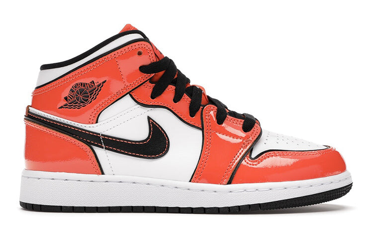 Кроссовки баскетбольные Nike Air Jordan 1 Mid SE GS Vintage, черный / белый / оранжевый
Кроссовки баскетбольные Nike Air Jordan 1 Mid SE GS Vintage, черный / белый / оранжевый