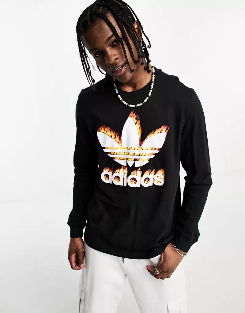 Черная рубашка с длинными рукавами adidas Originals и большим графическим принтом в виде огненного трилистника
Черная рубашка с длинными рукавами adidas Originals и большим графическим принтом в виде огненного трилистника