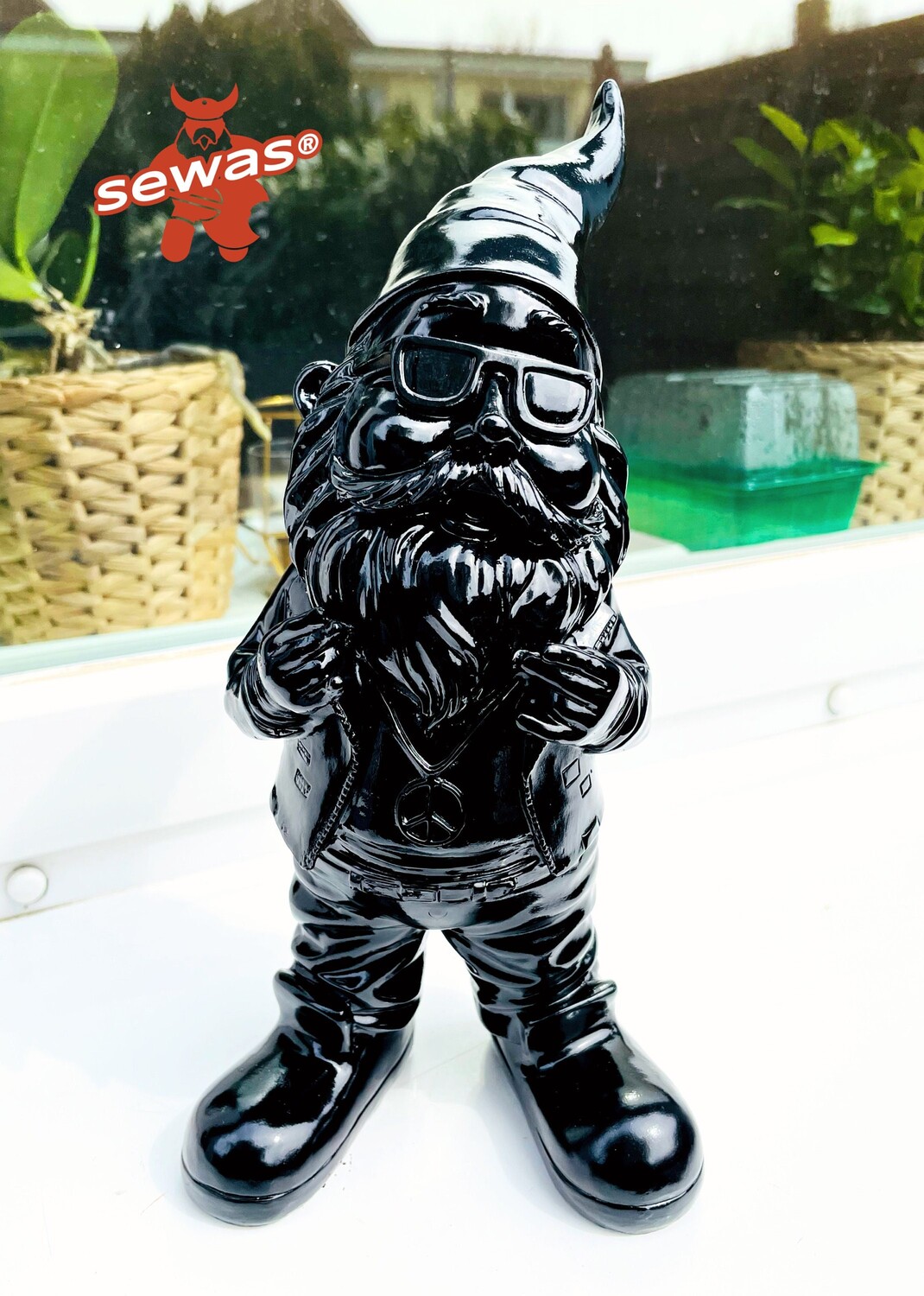 Качалка Garden gnome с цепочкой, Black Edition, расписанная вручную, устойчивая к атмосферным воздействиям, изготовлена из высококачественной синтетической смолы.
Качалка Garden gnome с цепочкой, Black Edition, расписанная вручную, устойчивая к атмосферным воздействиям, изготовлена из высококачественной синтетической смолы.