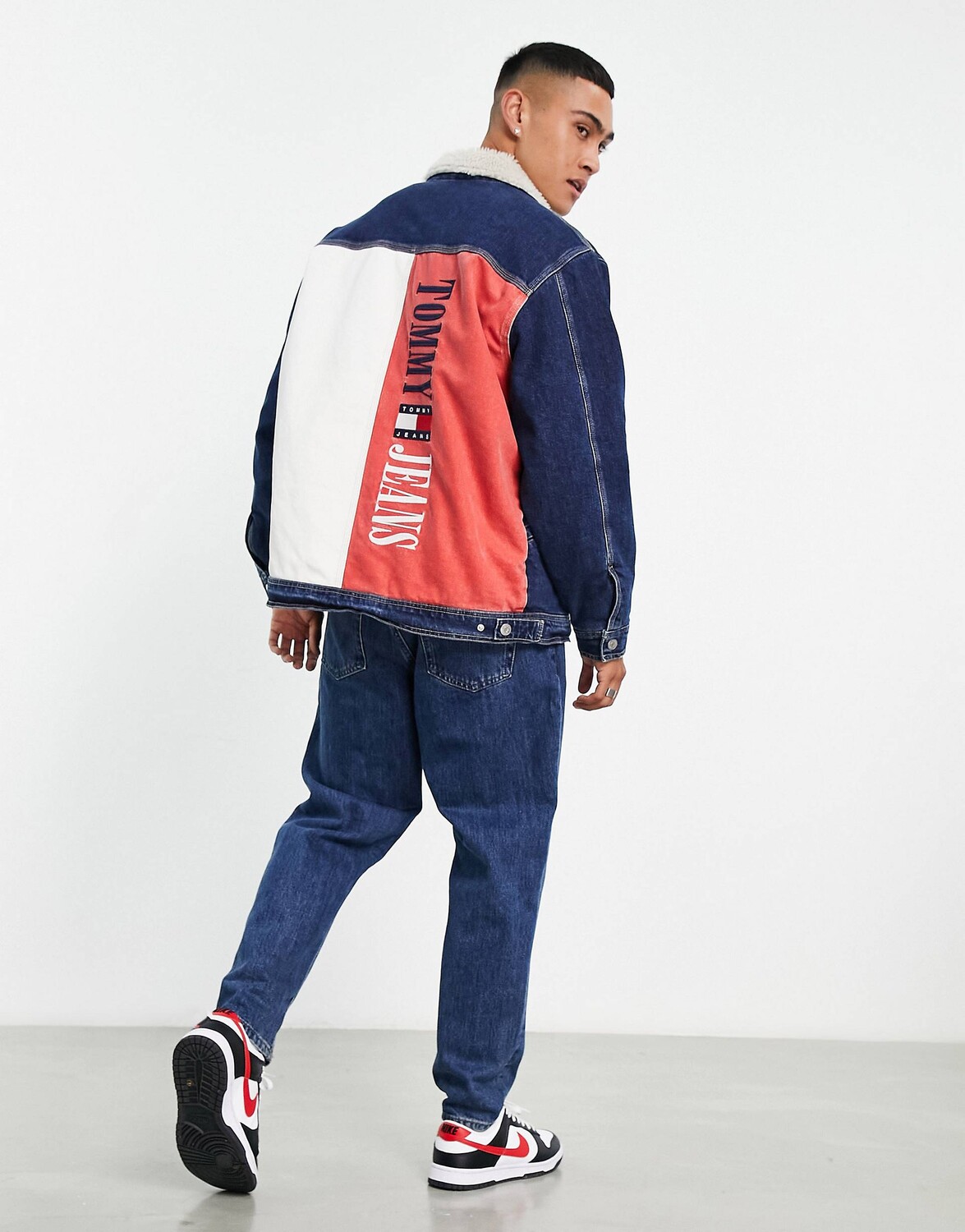 Джинсовая куртка дальнобойщика на подкладке из шерпы с логотипом сзади Tommy Jeans
Джинсовая куртка дальнобойщика на подкладке из шерпы с логотипом сзади Tommy Jeans