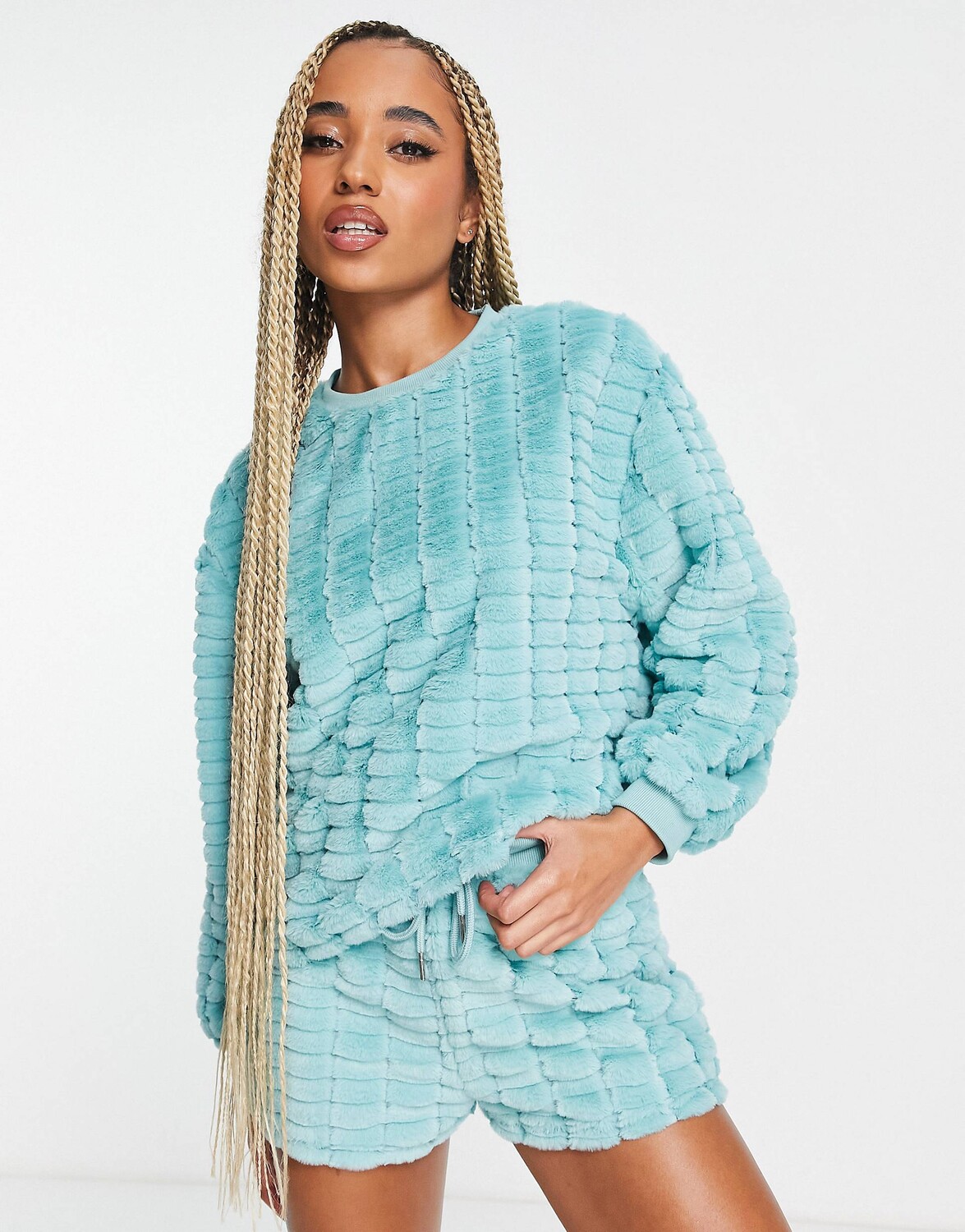 Бирюзовый комплект из гофрированного искусственного меха и шорт ASOS DESIGN lounge
Бирюзовый комплект из гофрированного искусственного меха и шорт ASOS DESIGN lounge