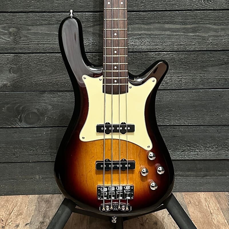Басс гитара Warwick German Pro Series Streamer CV4 Vintage Sunburst 4 String Electric Bass Guitar w/ Gig Bag
Басс гитара Warwick German Pro Series Streamer CV4 Vintage Sunburst 4 String Electric Bass Guitar w/ Gig Bag