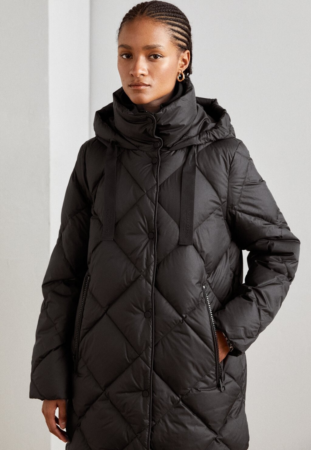 Пуховик Coat Fixed Hood Side Slits Zipper Pockets Logo Tapes Marc O'Polo, черный
Пуховик Coat Fixed Hood Side Slits Zipper Pockets Logo Tapes Marc O'Polo, черный