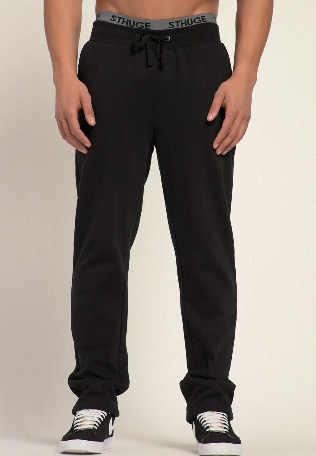 Брюки для бега JOGGINGS MODERN FIT ELASTIKBUND 4 TASCHEN BIS 8 XL STHUGE, цвет schwarz
Брюки для бега JOGGINGS MODERN FIT ELASTIKBUND 4 TASCHEN BIS 8 XL STHUGE, цвет schwarz