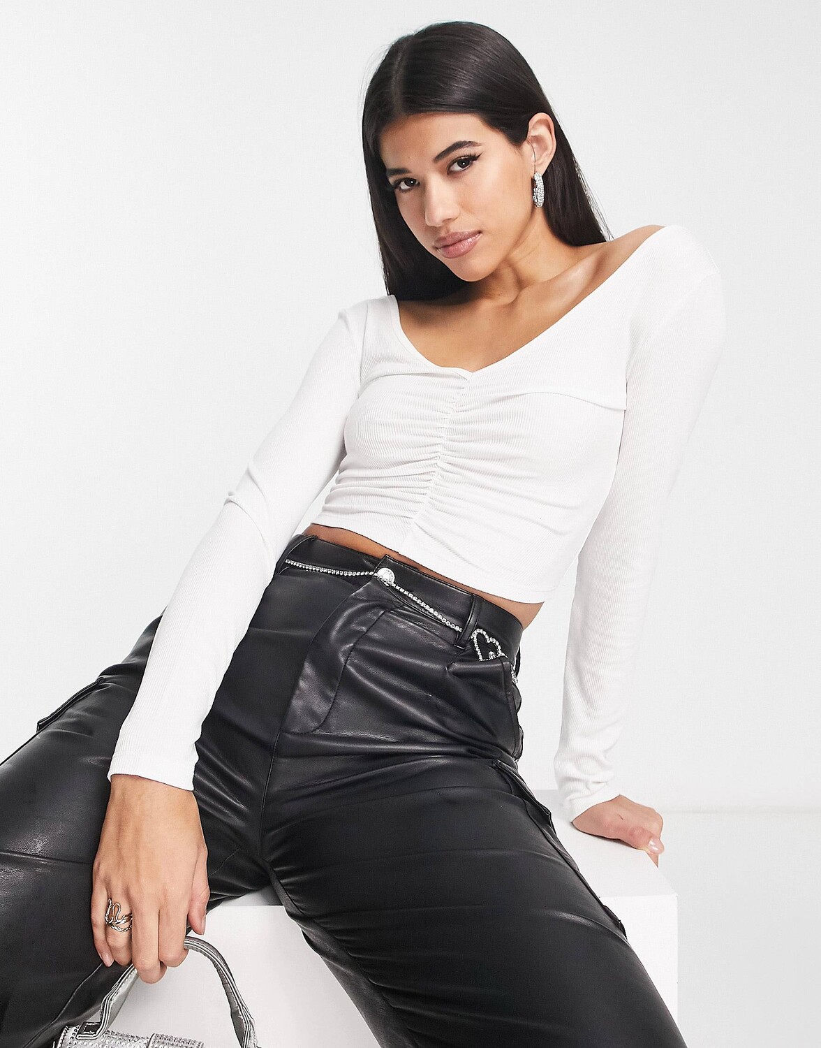 Белый укороченный топ со сборками и v-образным вырезом спереди и сзади ASOS DESIGN
Белый укороченный топ со сборками и v-образным вырезом спереди и сзади ASOS DESIGN