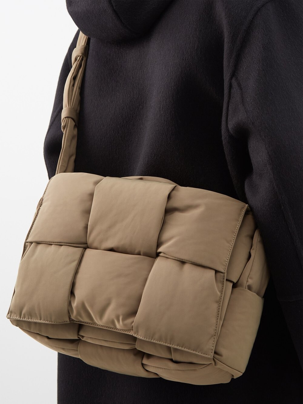 Сумка через плечо с мягкой подкладкой puffy pillow cassette Bottega Veneta, коричневый
Сумка через плечо с мягкой подкладкой puffy pillow cassette Bottega Veneta, коричневый