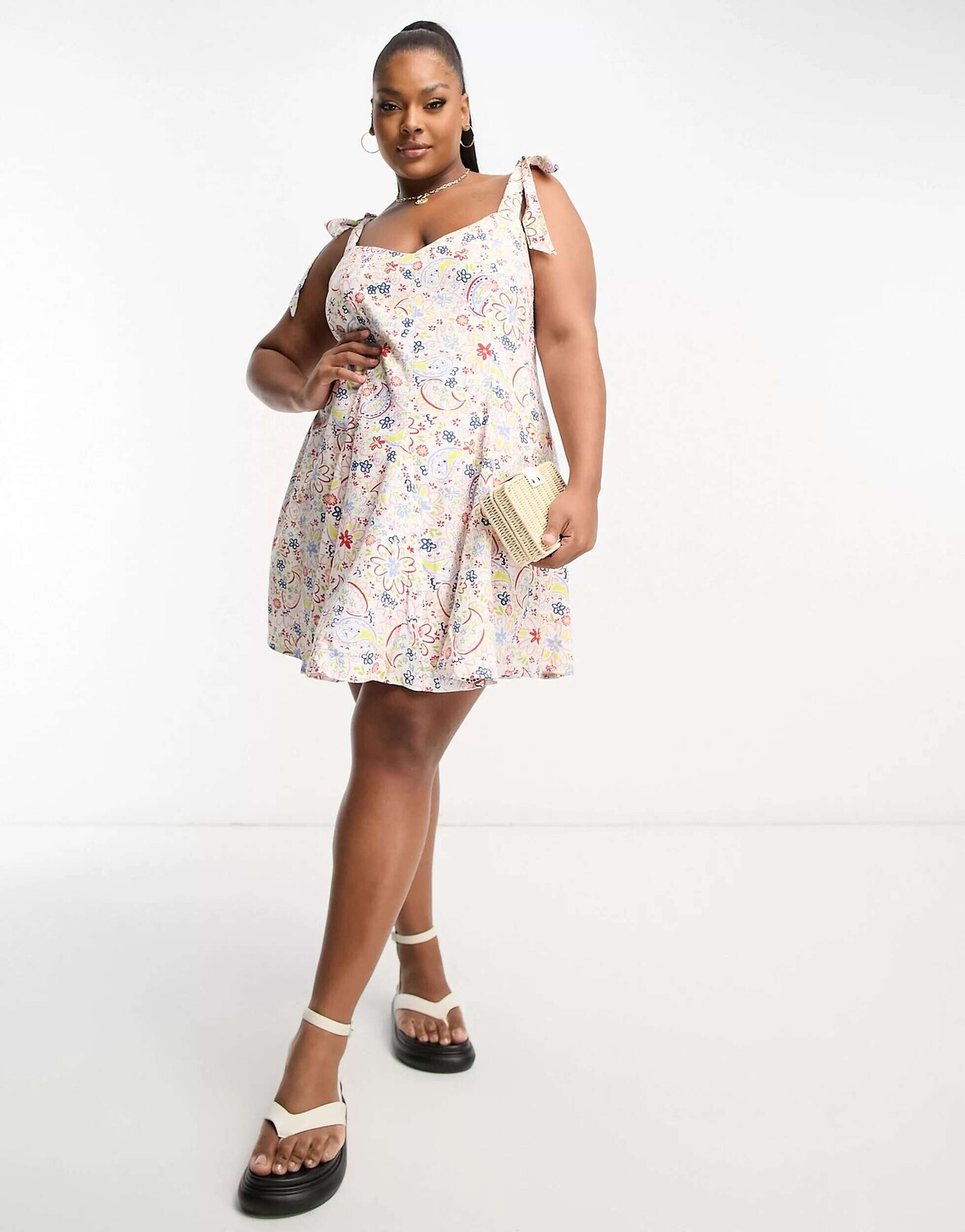 ASOS DESIGN Curve Льняной сарафан с перекрестными бретелями и годеками с ярким цветочным принтом
ASOS DESIGN Curve Льняной сарафан с перекрестными бретелями и годеками с ярким цветочным принтом