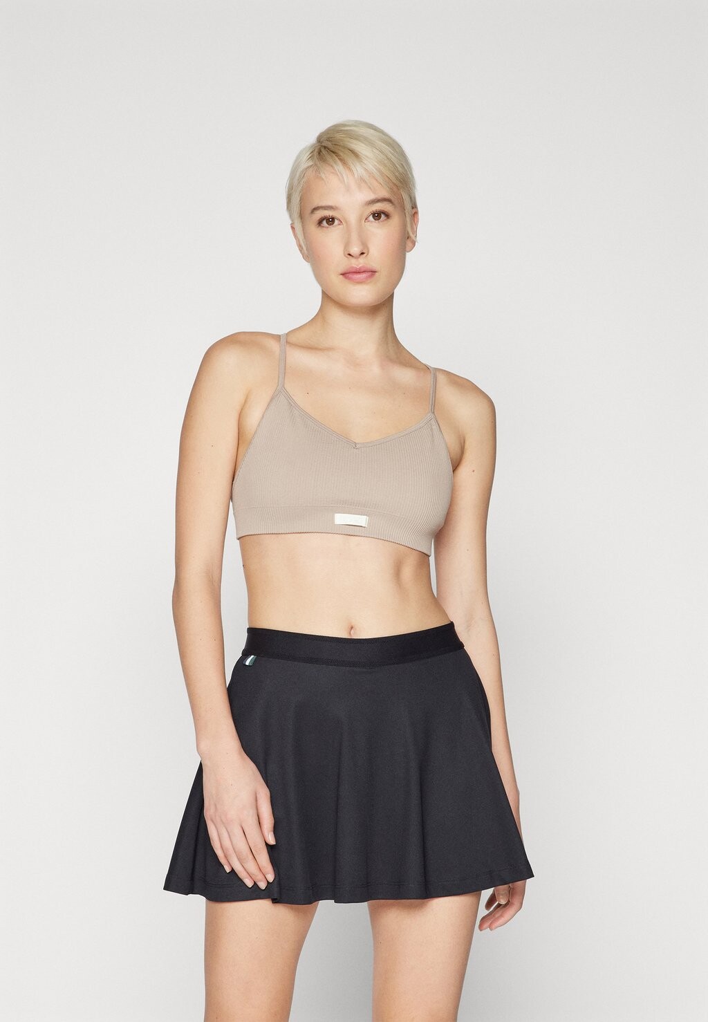 Спортивный бюстгальтер средней поддержки STUDIO SEAMLESS RIBBED STRAP BRA Björn Borg, цвет etherea
Спортивный бюстгальтер средней поддержки STUDIO SEAMLESS RIBBED STRAP BRA Björn Borg, цвет etherea