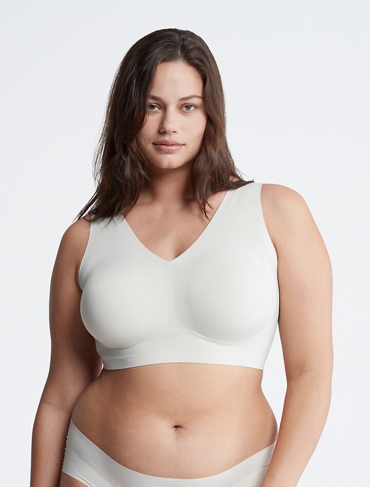 Комфортный бюстгальтер Invisibles Plus с V-образным вырезом на легкой подкладке Calvin Klein
Комфортный бюстгальтер Invisibles Plus с V-образным вырезом на легкой подкладке Calvin Klein