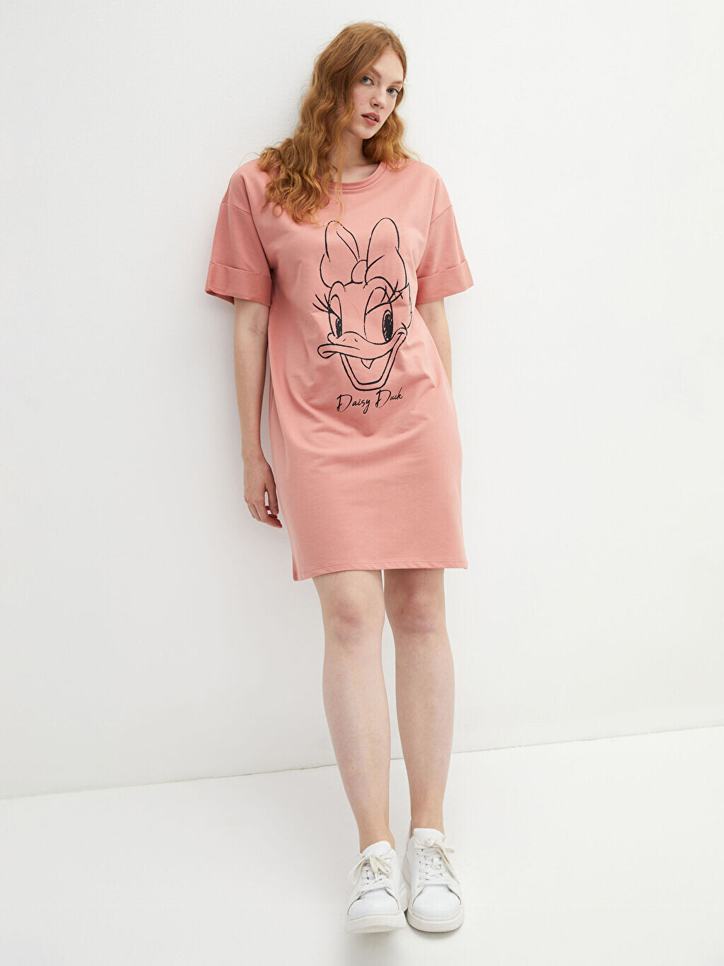 Женское платье больших размеров с круглым вырезом и принтом Daisy Duck с коротким рукавом LC WaikikiI
Женское платье больших размеров с круглым вырезом и принтом Daisy Duck с коротким рукавом LC WaikikiI