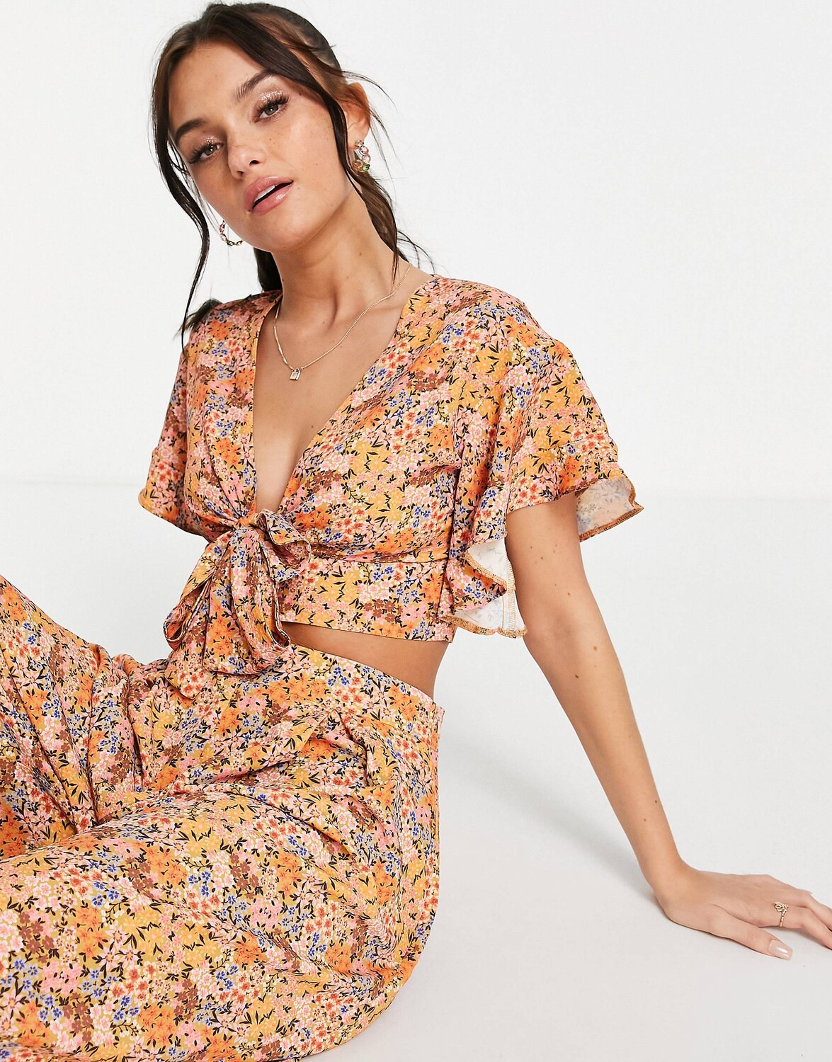 Укороченный топ с рукавами развевающимися и завязками спереди ASOS DESIGN Co-ord с цветочным принтом
Укороченный топ с рукавами развевающимися и завязками спереди ASOS DESIGN Co-ord с цветочным принтом