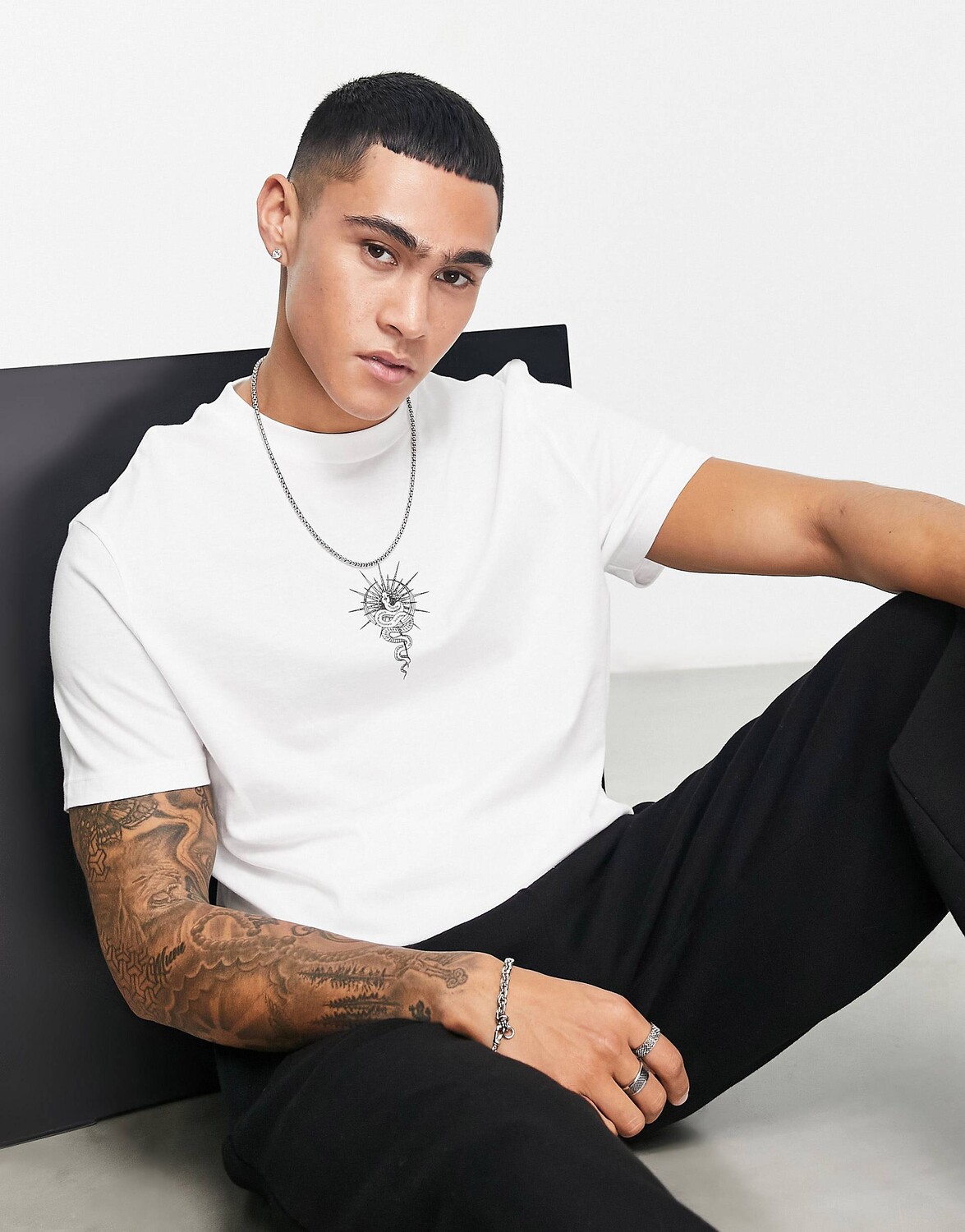 Белая удлиненная футболка с принтом в виде небесной змеи на груди ASOS DESIGN, Белый
Белая удлиненная футболка с принтом в виде небесной змеи на груди ASOS DESIGN, Белый