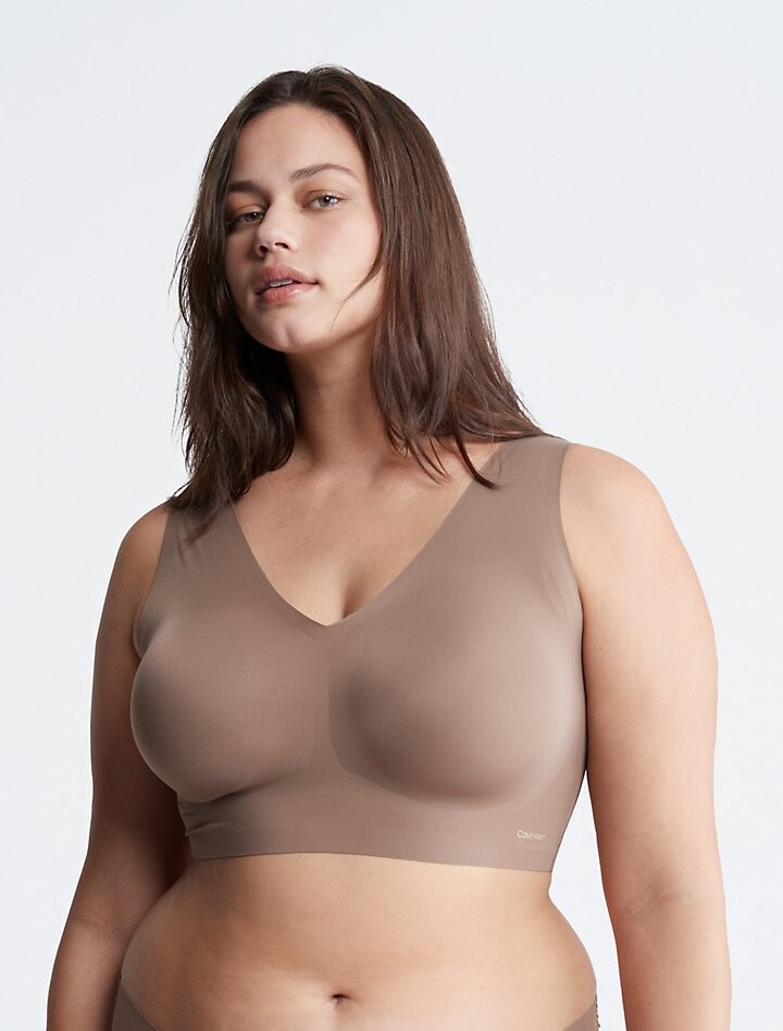 Комфортный бюстгальтер Invisibles Plus с V-образным вырезом на легкой подкладке Calvin Klein, коричневый
Комфортный бюстгальтер Invisibles Plus с V-образным вырезом на легкой подкладке Calvin Klein, коричневый
