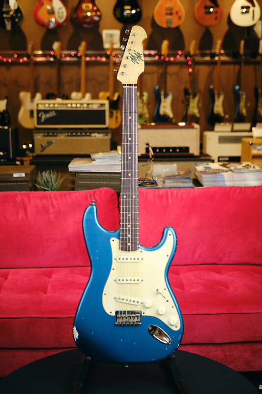 Электрогитара Mario Martin Hardtail Relic'd S-Style - изготовлена на заказ в синем цвете Deep Lake Placid! Mario Hardtail Relic'd S-Style Electric Guitar - Custom Built in a Deep Finish!
Электрогитара Mario Martin Hardtail Relic'd S-Style - изготовлена на заказ в синем цвете Deep Lake Placid! Mario Hardtail Relic'd S-Style Electric Guitar - Custom Built in a Deep Finish!