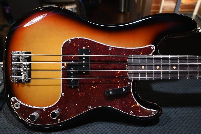 Басс гитара Fender American Vintage II 1960 Precision Bass - 3-Color Sunburst #9156
Басс гитара Fender American Vintage II 1960 Precision Bass - 3-Color Sunburst #9156