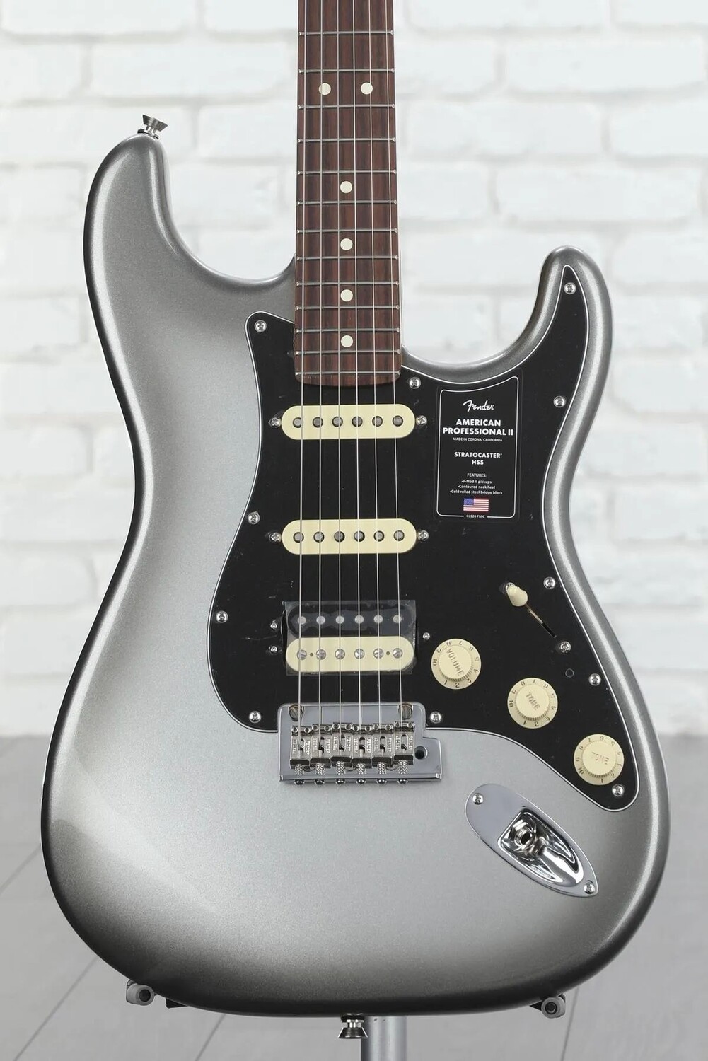 Fender American Professional II Stratocaster HSS — Mercury с накладкой из палисандра
Fender American Professional II Stratocaster HSS — Mercury с накладкой из палисандра
