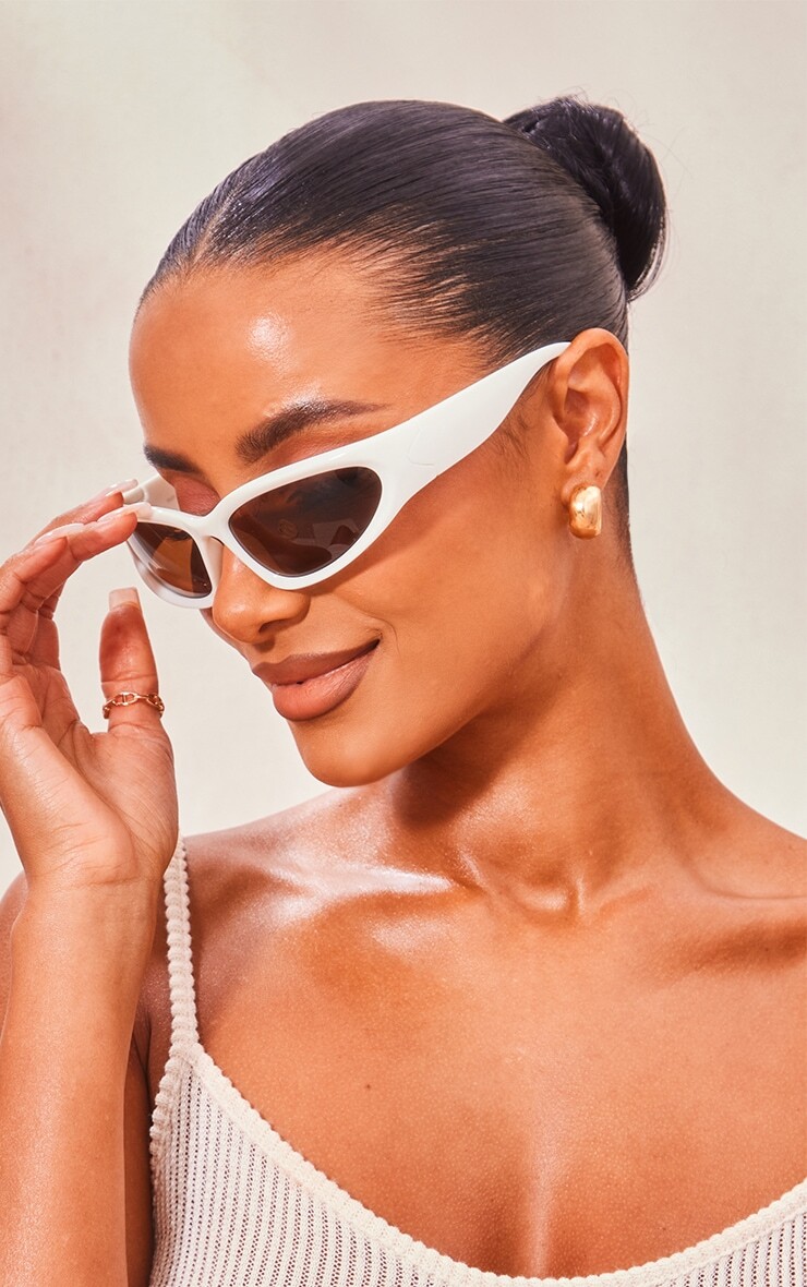 PrettyLittleThing Кремовые солнцезащитные очки в толстой оправе с узким козырьком
PrettyLittleThing Кремовые солнцезащитные очки в толстой оправе с узким козырьком