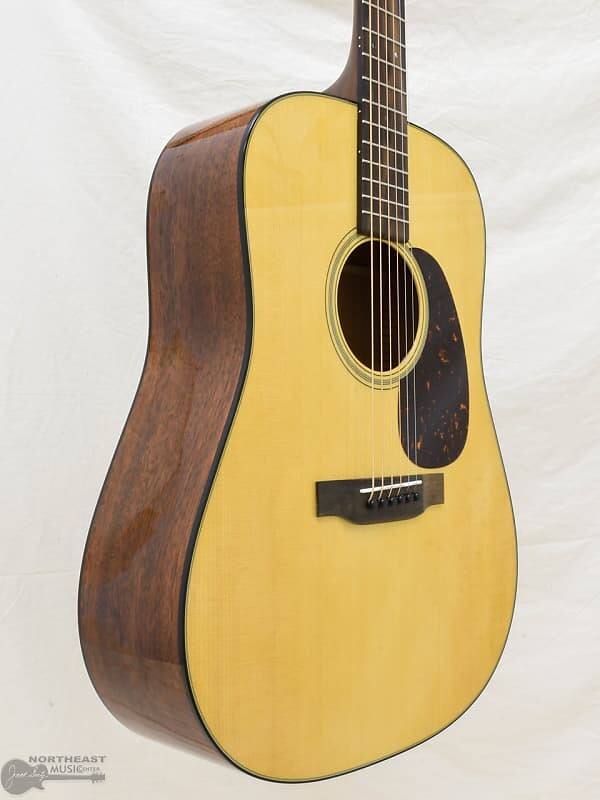 С.Ф. Акустическая гитара Martin D-18 Dreadnought (серийный номер: 9911) D-18 Standard Series
С.Ф. Акустическая гитара Martin D-18 Dreadnought (серийный номер: 9911) D-18 Standard Series