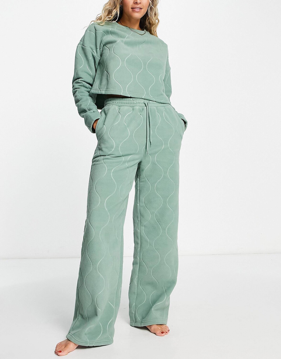 Комплект из хлопка и брюк цвета шалфея ASOS DESIGN lounge из микрофлиса с тиснением и тиснением
Комплект из хлопка и брюк цвета шалфея ASOS DESIGN lounge из микрофлиса с тиснением и тиснением
