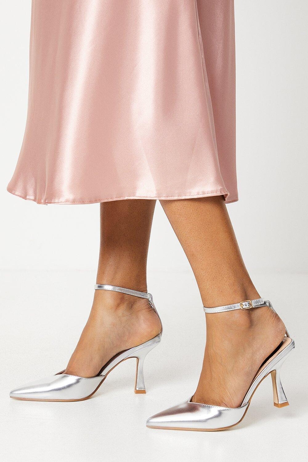 Faith: туфли-лодочки Cici на высокой шпильке с острым носком Dorothy Perkins, серебро
Faith: туфли-лодочки Cici на высокой шпильке с острым носком Dorothy Perkins, серебро