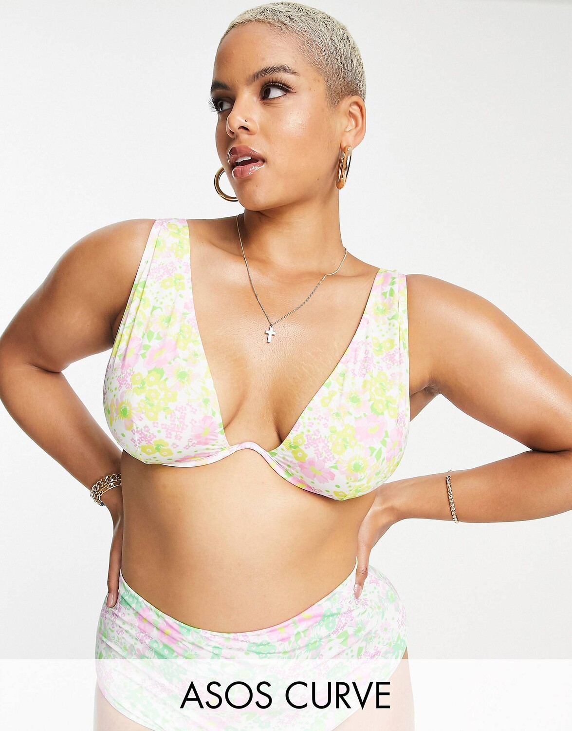 Бикини-топ на косточках с разноцветным цветочным принтом ASOS DESIGN Curve mix and match
Бикини-топ на косточках с разноцветным цветочным принтом ASOS DESIGN Curve mix and match