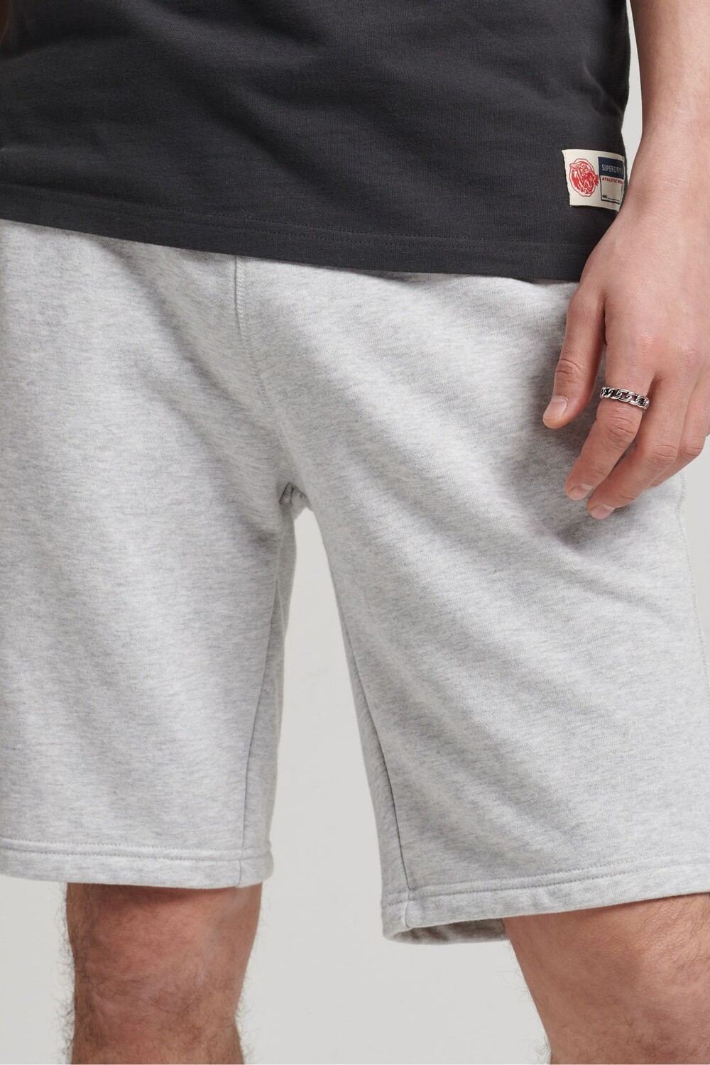 Серые шорты из джерси из органического хлопка с винтажным логотипом Superdry, серый
Серые шорты из джерси из органического хлопка с винтажным логотипом Superdry, серый