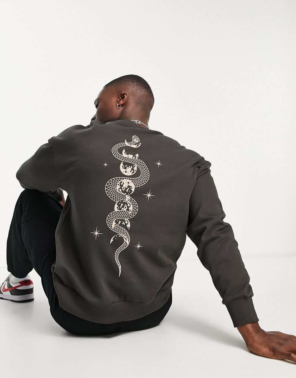 Темно-серый свитшот оверсайз Jack & Jones Originals с принтом в виде змеи и луны на спине
Темно-серый свитшот оверсайз Jack & Jones Originals с принтом в виде змеи и луны на спине