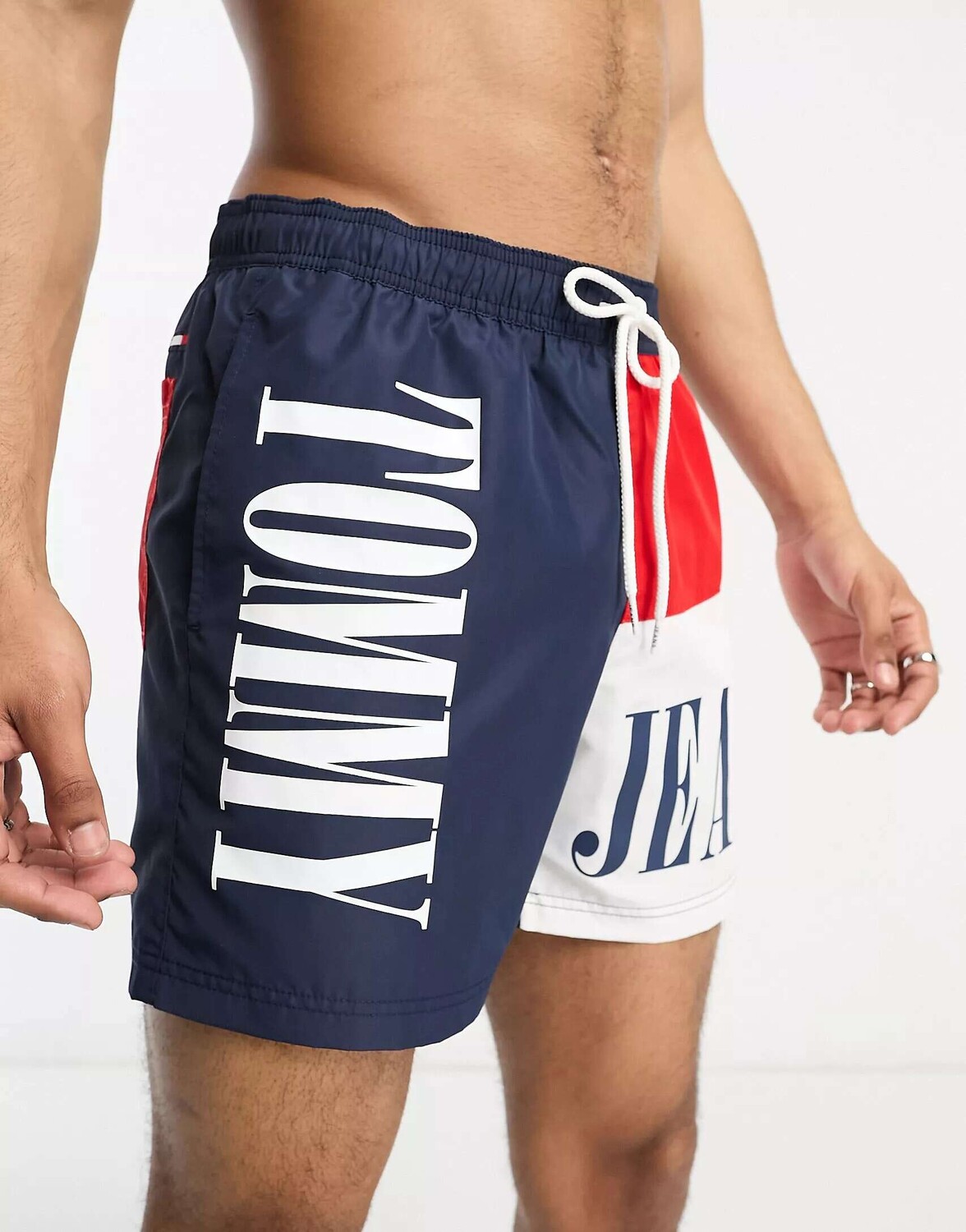 Темно-синие шорты для плавания с кулиской среднего размера Tommy Hilfiger the core
Темно-синие шорты для плавания с кулиской среднего размера Tommy Hilfiger the core